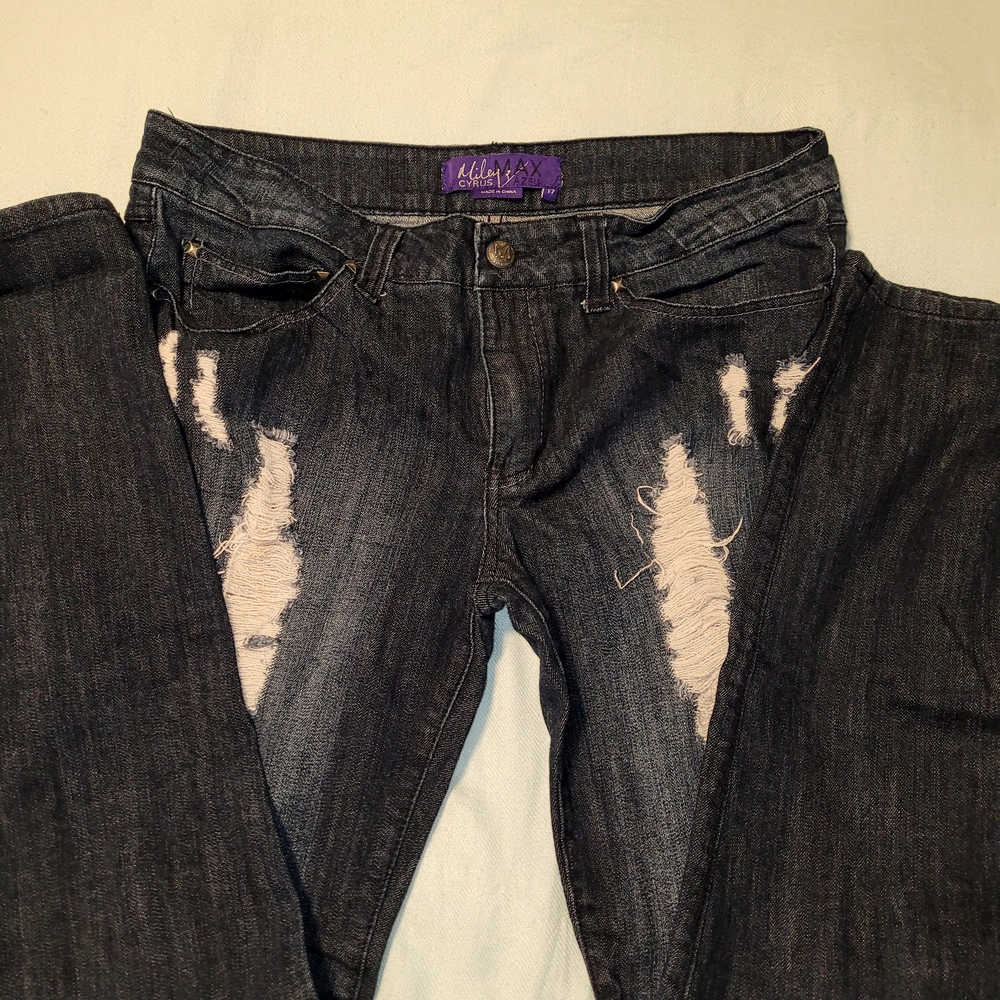 Distressed Jeans - Picture 4 of 5